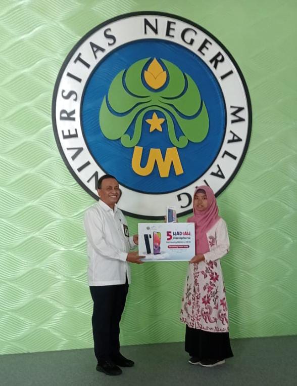 Pemberian Hadiah berupa 5 buah Handphone dan 50 Paket Data bagi Pemenang Tracer Study Lulusan Tahun 2021 UM