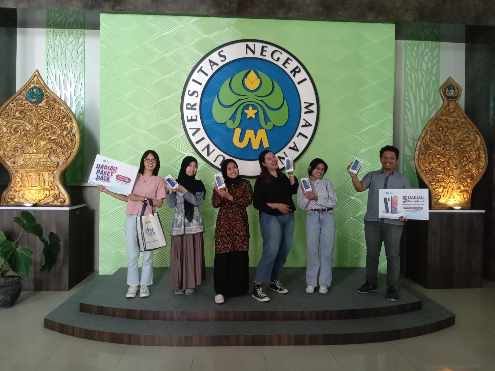Tim Tracer Study UM Bagikan Hadiah 5 HP dan 50 Paket Pulsa kepada Alumni